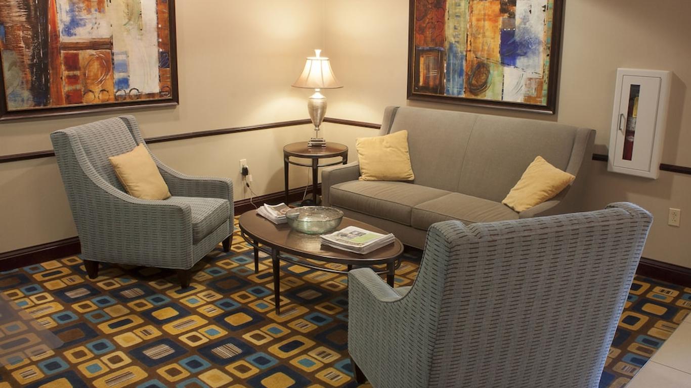 Holiday Inn Express & Suites Youngstown West - Austintown